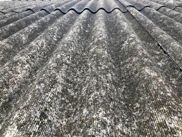 배경으로 수직으로 석면의 그레이 슬레이트 경사진 지붕의 — 스톡 사진