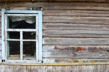 Ahşap köy evi ve harap günlük evlerin duvar eski harap penceresi