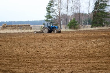 Traktör sows bitkileri, tarım, tarım, tarım, iş alanı, arazi üzerinde gerçekleştirir.