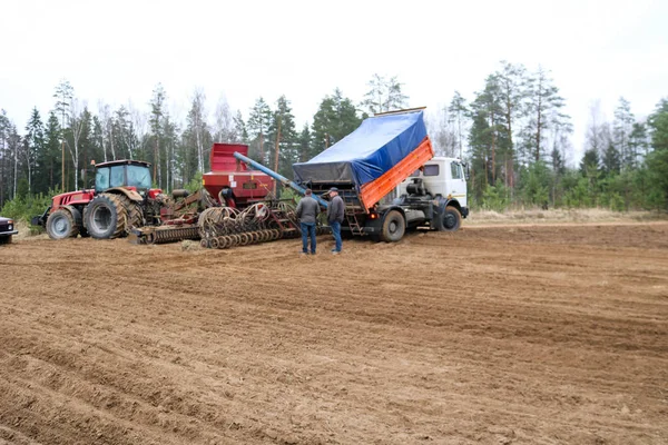 Eenheid Combine Harvester Zaaimachine Vrachtwagen Zaaien Zaaien Kipper Werknemers Het — Stockfoto