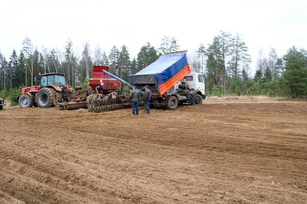 Zaaien Van Eenheid Combineer Harvester Zaaimachine Trekker Kipper Vrachtwagen Werknemers — Stockfoto