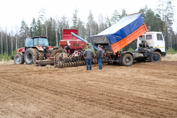 Zaaien Van Eenheid Combineren Harvester Zaaimachine Tractor Vrachtwagen Kipper Werknemers — Stockfoto