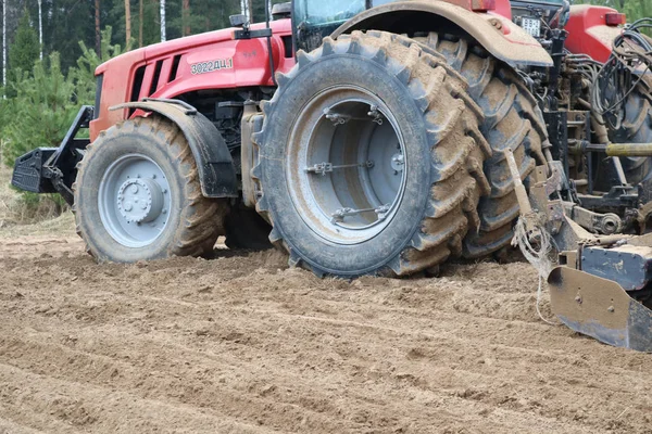 Een Trekker Met Een Aangesloten Seeding Eenheid Een Combineren Een — Stockfoto