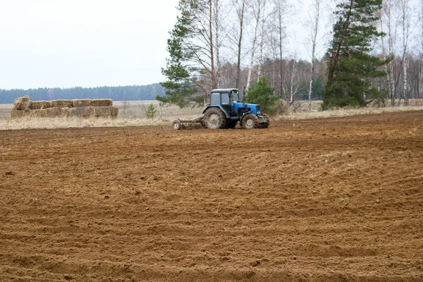 Blauwe Trekker Agrimotor Zaait Gewassen Voert Agrarische Landbouw Landbouw Werken — Stockfoto