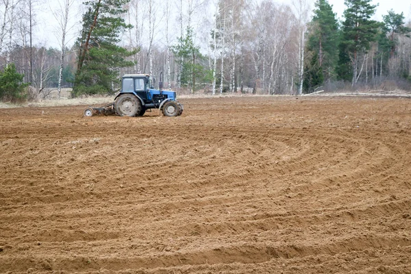 Blauwe Trekker Zaait Gewassen Agrarische Landbouw Landbouw Werk Het Veld — Stockfoto