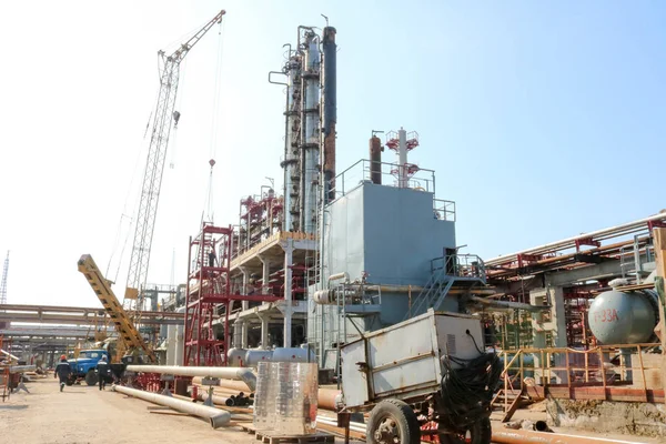 Truboprovodnymi 炼油厂用整流柱 换热器 Estokadami 一台起重机建造炼油厂的施工现场 — 图库照片