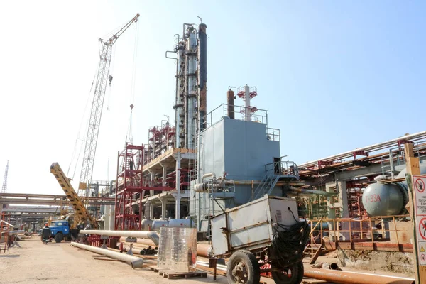 Construction site for the construction of an oil refinery, installation of rectification columns, heat exchangers, truboprovodnyh estokad, crane at an oil refinery, petrochemical plant.