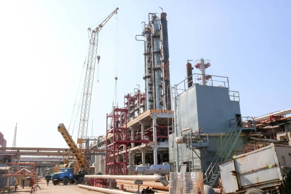 Nşaat Alanında Bir Petrol Rafinerisi Inşaatı Yükleme Düzeltme Sütunlar Isı — Stok fotoğraf