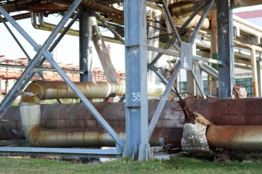 Boru hattı estocada, bir petrol rafineri, Petrokimya, kimyasal tesis mavi kirişler ile hızlı çıkarılabilir izolasyon ile büyük bir kapı kapak ile Buhar ve izolasyon, yoğuşma ile borular.
