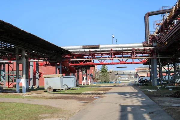 Paso Elevado Tuberías Con Tuberías Para Bombear Líquido Una Refinería — Foto de Stock