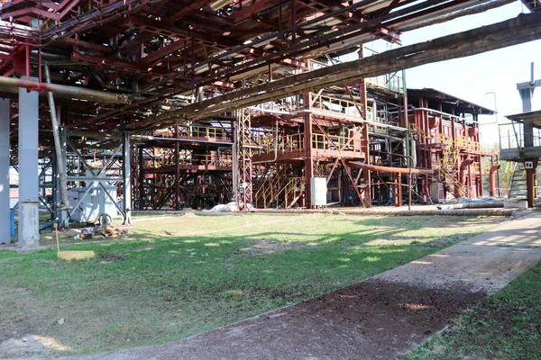 用于抽水液 炼油厂 化工厂设备的铁褐色管道立交桥 — 图库照片