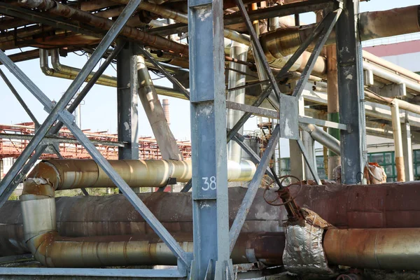 Трубы Паром Конденсатом Большим Вентилятором Голубыми Балками Нефтеперерабатывающем Заводе Нефтехимическом — стоковое фото