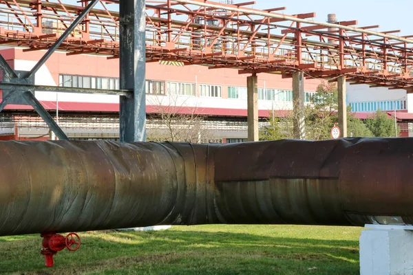 パイプラインの Estocade 大型蒸気パイプ断熱材グラスウール赤 Ventil バルブ バルブ 石油製油所の排水 石油化学 化学工場 — ストック写真