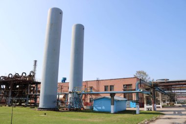 İki büyük hava, azot ve bina bir petrol rafineri, Petrokimya, kimya fabrikası bir üretim depolamak için tanklar mavi.