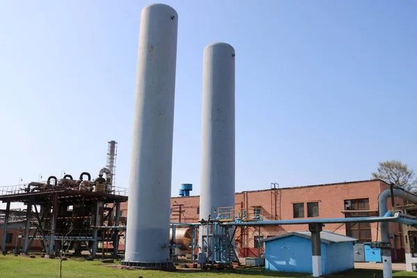 两个大型蓝色储罐 用于储存空气 氮气在炼油厂 化工厂 — 图库照片