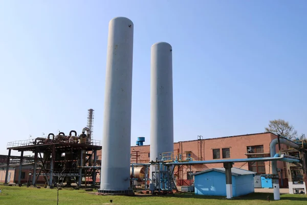 两个大型蓝色应急罐 用于储存空气 氮气在炼油厂 化工厂 — 图库照片