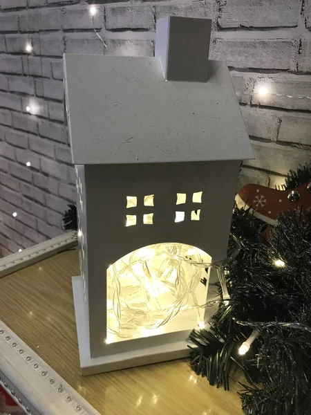 Uma Pequena Casa Luminosa Brinquedo Branco Com Tubo Fica Uma — Fotografia de Stock