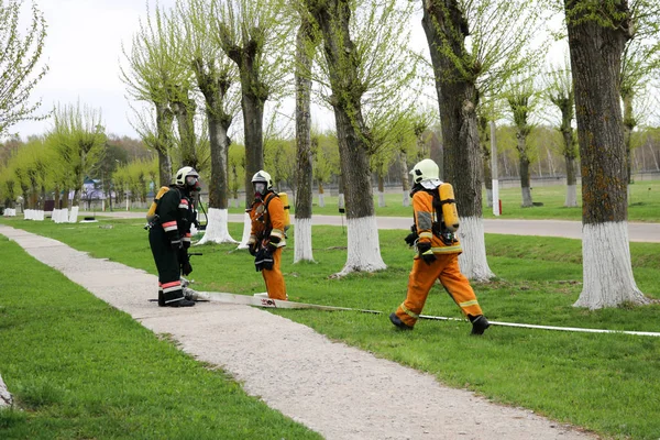 Професійні Пожежники Рятувальники Захисних Вогнетривких Костюмах Шоломах Газових Масках Рятують — стокове фото
