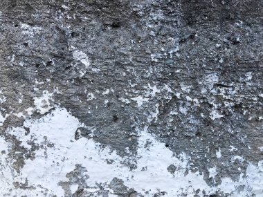 Doku eski gri Beton Çimento delik desen ve boşanma, kıymık parçaları ve soyulması boya, arka plan beyaz çatlaklar dent ile duvar.