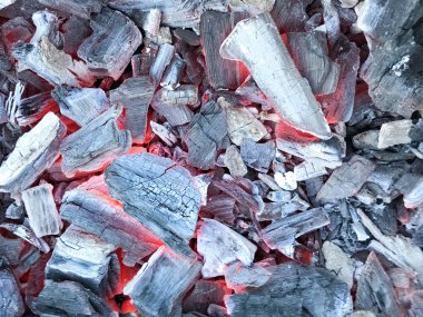 Siyah sıcak kırmızı sıcak parlayan kömür üzerinden sert ağaç, arka plan dokusu.