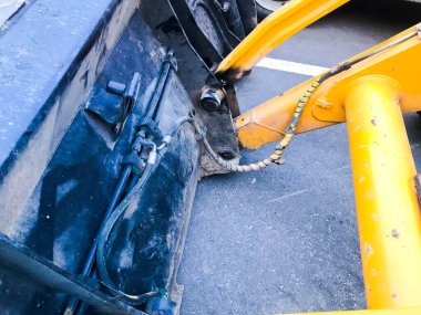 Büyük, güçlü demir yapımı turuncu kazıcı için metal bir kova. İnşaat makineleri, ulaşım