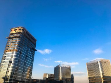 Uzun ve güzel monolitik çerçeve binalar, yeni binalar, gökdelenler, cam ve betondan yapılmış evler şehrin yeni bölgesinde birçok pencereye sahip. Arkaplan