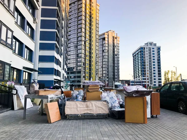 Gökdelenin yeni binasının yakınındaki sokakta birçok farklı mobilya standı boşaltıldı. Konsept: Taşınma, taşınma
