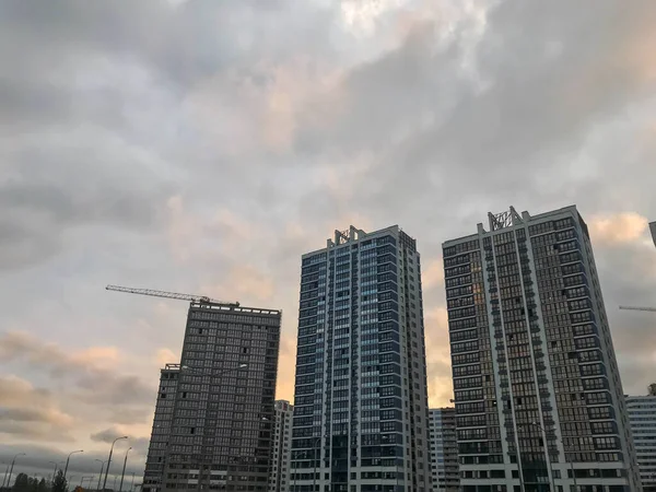 Höga vackra monolitiska ram panelbyggnader, nya byggnader, skyskrapor, hus av glas och betong med många fönster i den nya stadsdelen i staden. Bakgrund — Stockfoto