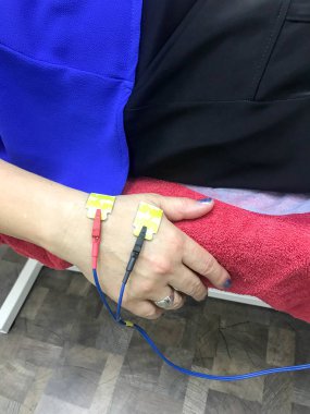 Biyolojik empedans tıbbi analizi, vücudun yapısını tanımlamak için verilir. Algılayıcılar kollara tıbbi analiz ve hasta bakımı için bağlı.