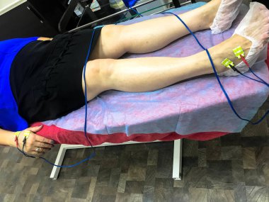 Biyolojik empedans tıbbi analizi, vücudun yapısını tanımlamak için verilir. Sensörler tıbbi analiz ve hasta bakımı için bacağa bağlı.