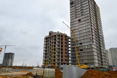 Büyük şehirlerde büyük sanayi vinçleri ve profesyonel inşaat ekipmanlarının yardımıyla yüksek binaları, gelişmiş altyapısı olan yeni bir mikro bölge inşa ediliyor.