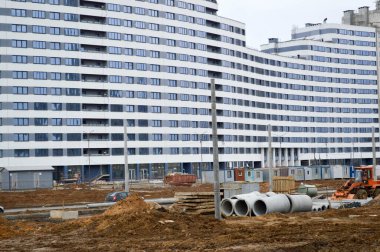 Yapım aşamasındaki büyük beton modern pencereleri, duvarları ve balkonları olan modern, tek katlı bina.