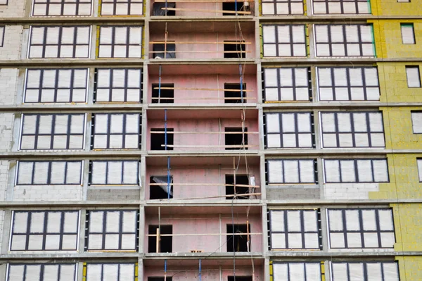 Ventanas y accesorios de una nueva casa monolítica moderna en construcción con ventanas, paredes y balcones. Fondo, textura — Foto de Stock