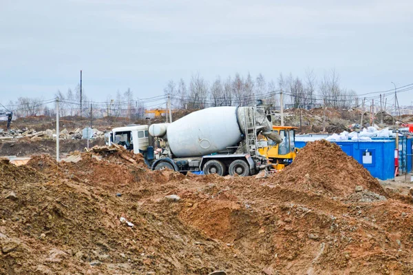 Velký silný míchač betonu nákladních automobilů na velkém průmyslovém staveništi — Stock fotografie