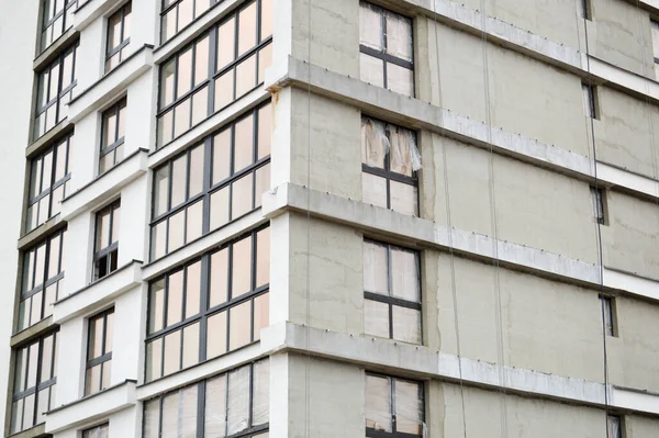 Ventanas y accesorios de una nueva casa monolítica moderna en construcción con ventanas, paredes y balcones. Fondo, textura — Foto de Stock