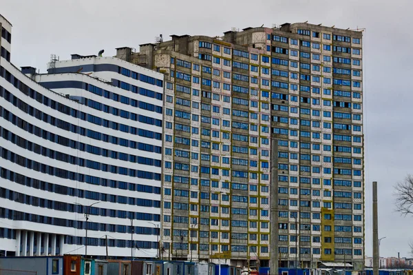 Grande cimento de concreto moderno em construção novo edifício moderno monolítico frame-block casa com janelas, paredes e varandas — Fotografia de Stock