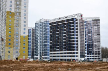 Pencereleri, duvarları ve balkonları olan, çok katlı, modern, tek katlı, çok katlı, çok katlı bir bina inşa ediyoruz.