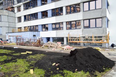 Pencereleri, duvarları ve balkonları olan, çok katlı, modern, tek katlı, çok katlı, çok katlı bir bina inşa ediyoruz.