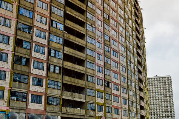 Stor betongcement modern under konstruktion ny modern monolitisk stomme hus byggnad med fönster, väggar och balkonger — Stockfoto