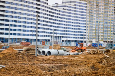 Pencereleri, duvarları ve balkonları olan, çok katlı, modern, tek katlı, çok katlı, çok katlı bir bina inşa ediyoruz.