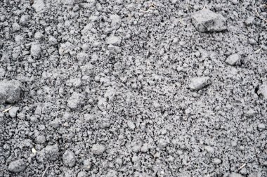 Siyah, karanlık, gevşek, taze, çatlak, nemli toprağın manzarası. Arka plan. Doku