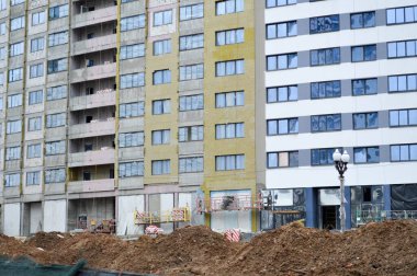 Pencereleri, duvarları ve balkonları olan, çok katlı, modern, tek katlı, çok katlı, çok katlı bir bina inşa ediyoruz.