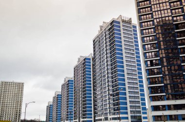 Yeni modern, mavi, çok katlı, çok katlı, monolitik yapı binalar, gökdelenler, büyük şehir Megalopolis 'te yeni binalar.