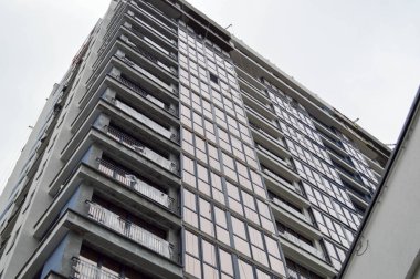 Yeni modern, mavi, çok katlı, çok katlı, monolitik yapı binalar, gökdelenler, büyük şehir Megalopolis 'te yeni binalar.
