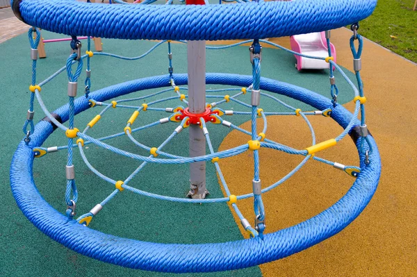 Neuer moderner sicherer Außenspielplatz im Freien mit Bewegungsgeräten und Spielzeug in einem neuen Stadtteil im Innenhof eines Neubaus — Stockfoto