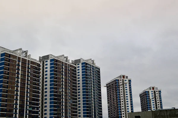 Neue moderne hohe blaue Glas mehrstöckige komfortable städtische monolithische Rahmen Häuser Wolkenkratzer neue Gebäude in der Großstadt der Megalopolis — Stockfoto