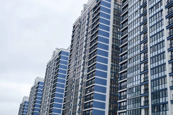 Neue moderne hohe blaue Glas mehrstöckige komfortable städtische monolithische Rahmen Häuser Wolkenkratzer neue Gebäude in der Großstadt der Megalopolis — Stockfoto