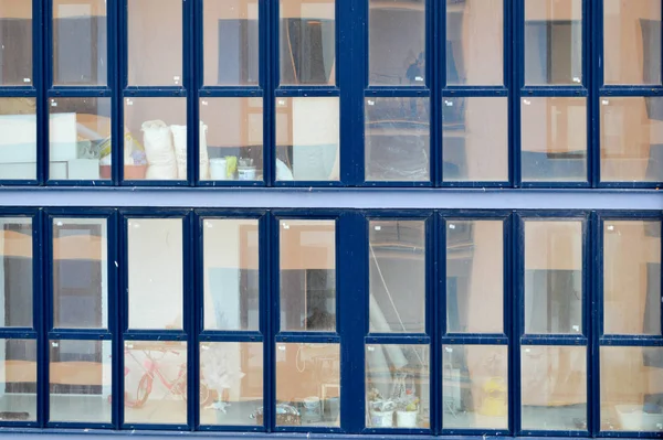 Hermosas ventanas de fibra de vidrio azul moderno de la pared de la fachada de una casa moderna edificio de rascacielos. Fondo, textura — Foto de Stock