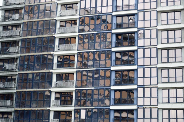 一座现代摩天大楼外墙上漂亮的现代蓝色玻璃纤维窗户。背景、质地 — 图库照片