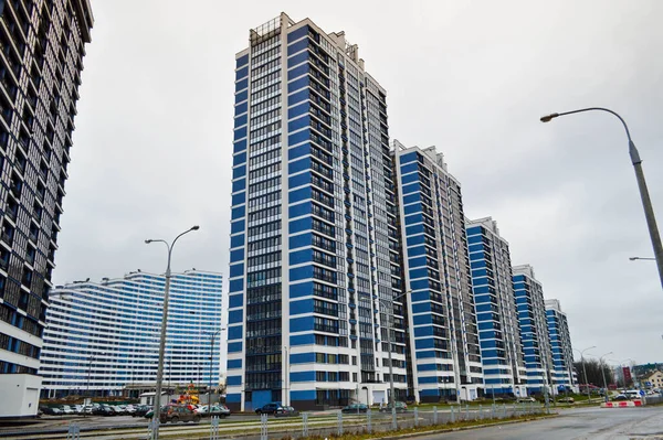Noul cadru monolitic urban modern de sticlă albastră cu mai multe etaje găzduiește clădiri zgârie-nori clădiri noi în orașul mare al megalopolisului — Fotografie, imagine de stoc